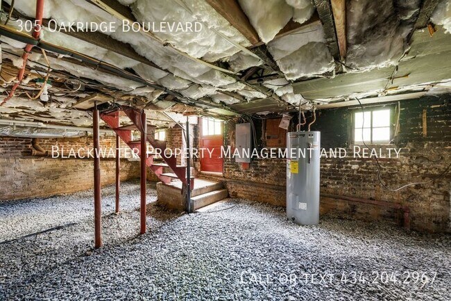 Building Photo - 305 Oakridge Blvd