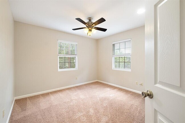 Building Photo - 1005 Canyon Edge Dr