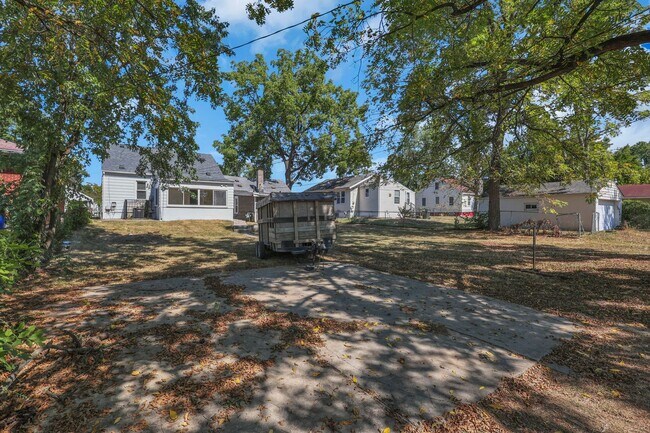 Building Photo - Newly Refreshed 3-Bed Bungalow with Bonus Sunroom & Finished Attic – Columbus Living!