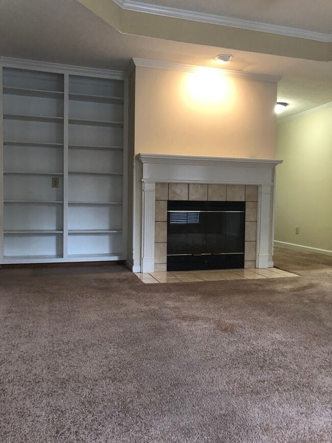 Building Photo - Silver Hills rental!