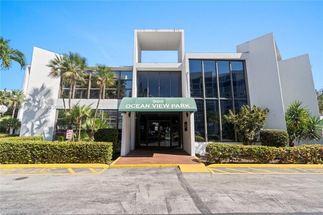 Building Photo - 800 Parkview Dr