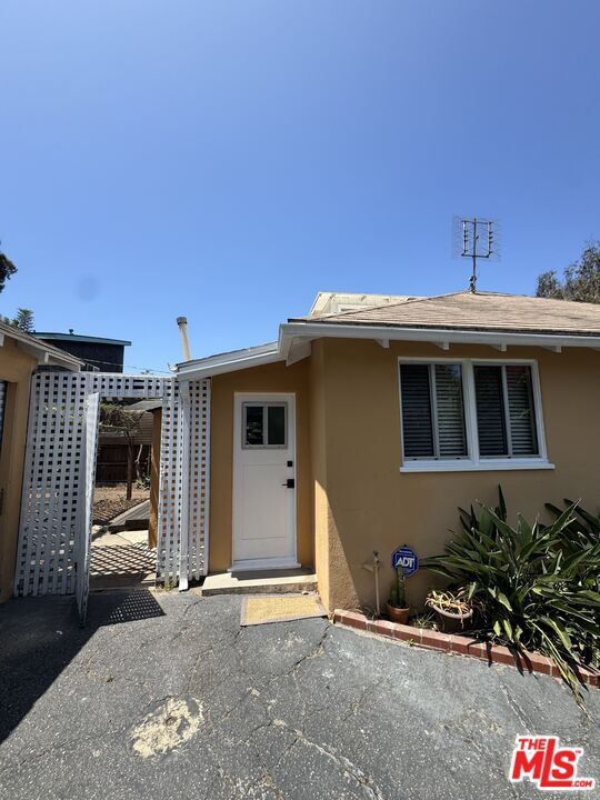Building Photo - 368 Entrada Dr