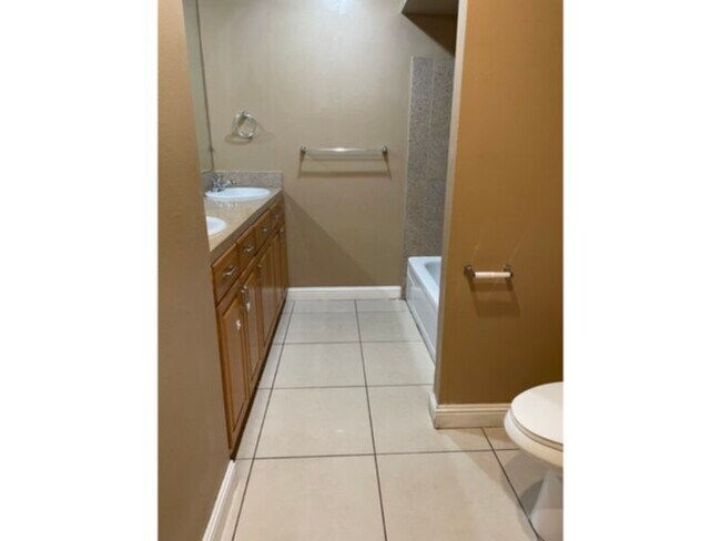 Building Photo - Freshly painted, update kitchen, near scho...