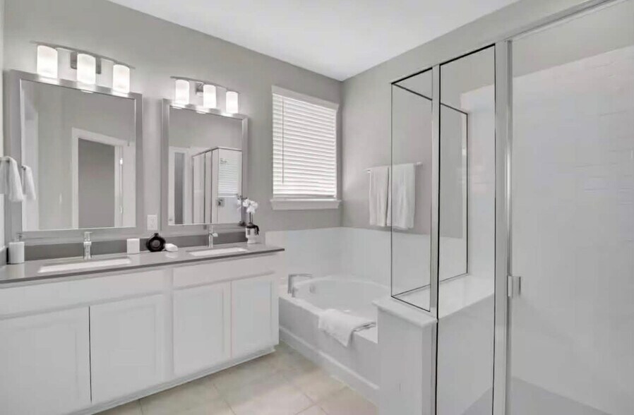 Building Photo - Room in House on Tree Nut Lp