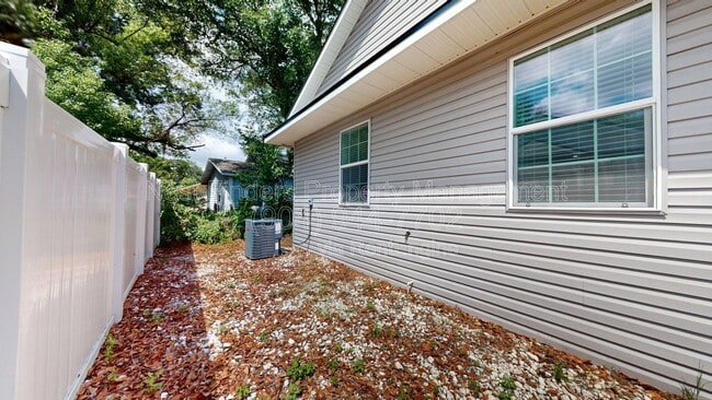 Building Photo - 2220 Flesher Ave