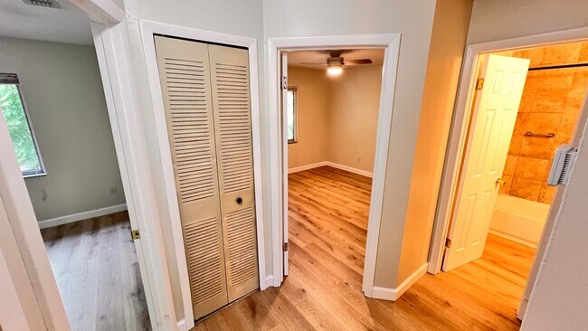 Building Photo - Spacious 2 Bed / 1 Bath Duplex in West Orl...