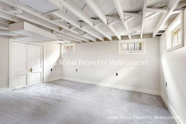 Building Photo - 4542 SE 60th Ave