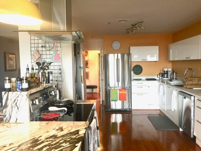 Building Photo - 10 E Lee St