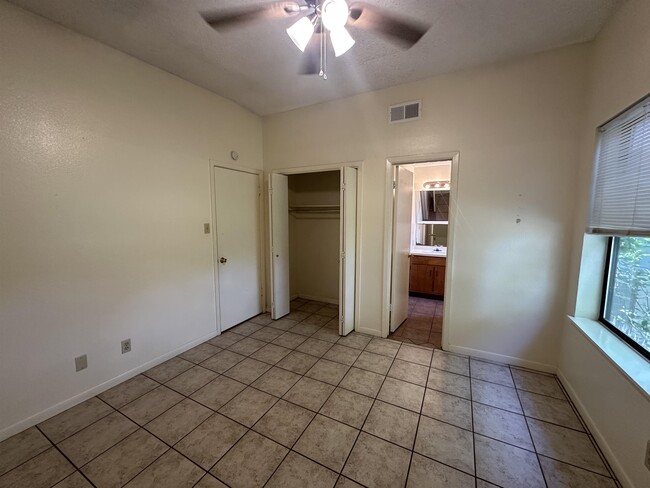 Building Photo - 220 Big Oaks Dr