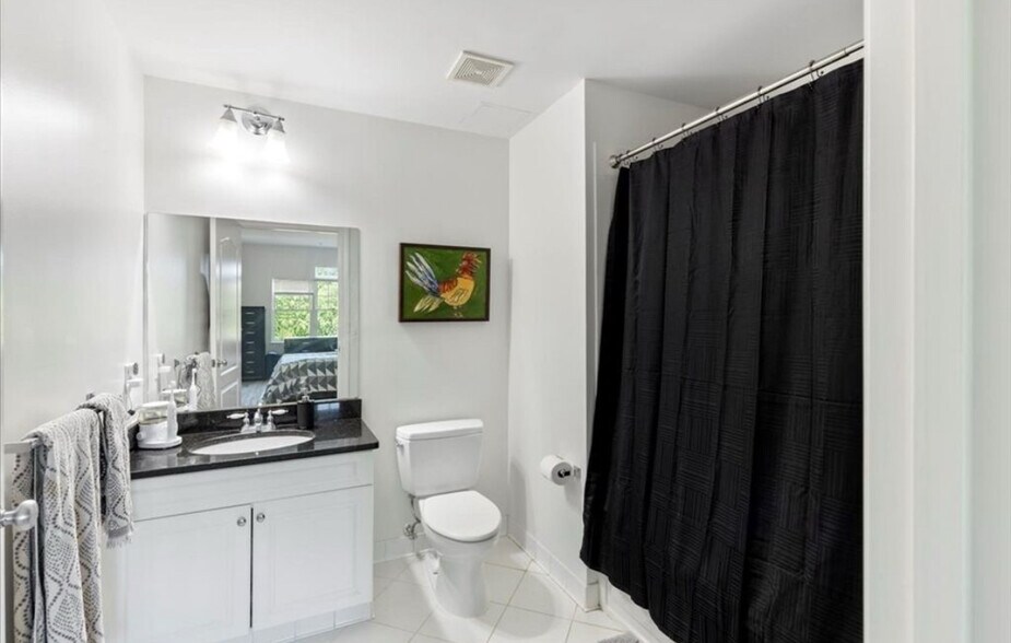 Building Photo - 614 Pond St