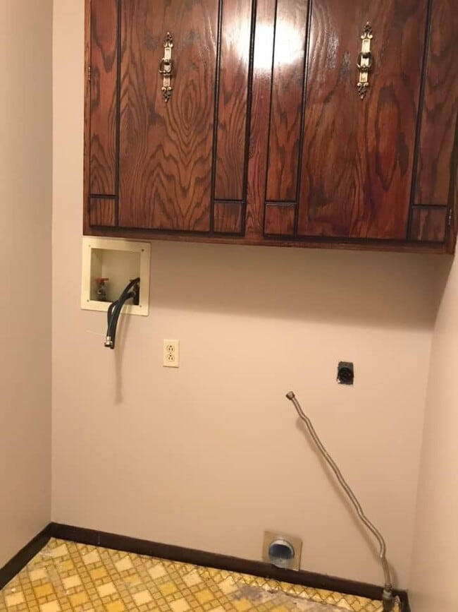 Building Photo - Spacious  House with Detached Garage & Finished Basement