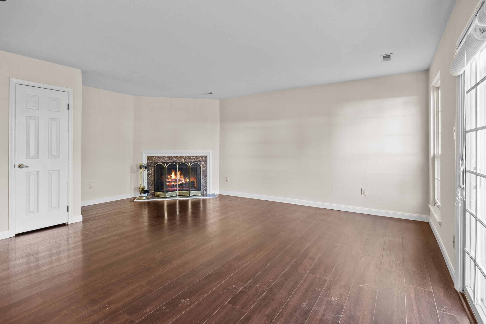 Family Room - 51 Portsmouth Ct