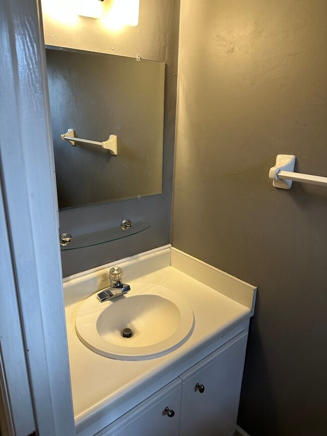 Building Photo - Great townhome in Brewster Estates!