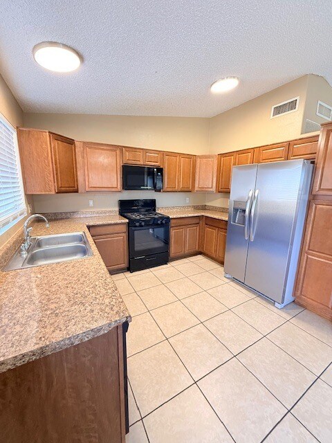 Building Photo - HOUSE FOR RENT