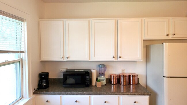 Building Photo - 1916 N Oliver Ave