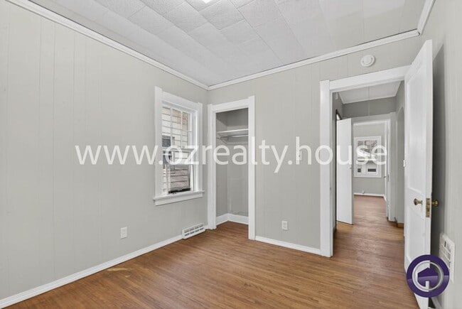 Building Photo - 2032 Barrows St