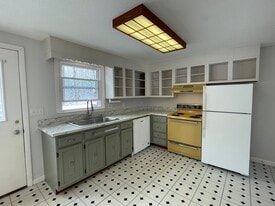 Building Photo - 33 Villa Rd