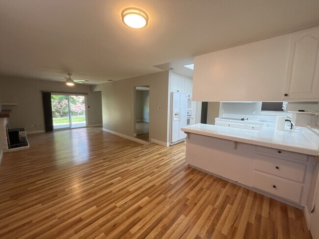 Building Photo - Beautiful 3 BDRM, 2 BATH Home w/ American ...
