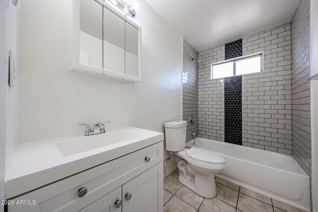 Building Photo - 2226 W Heatherbrae Dr