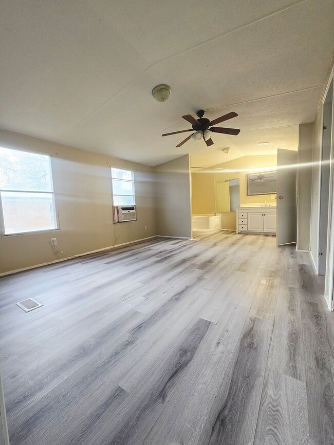 Building Photo - 3 bedroom, 2 bath Mobile Home in Yorktowne