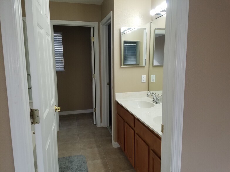 Double vanity - 12510 Bay Branch Ct