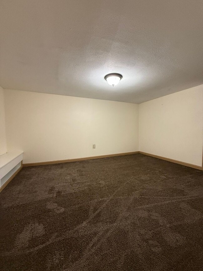 Building Photo - 870 E Main St