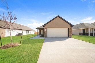 Building Photo - 1903 Dogwood Dr