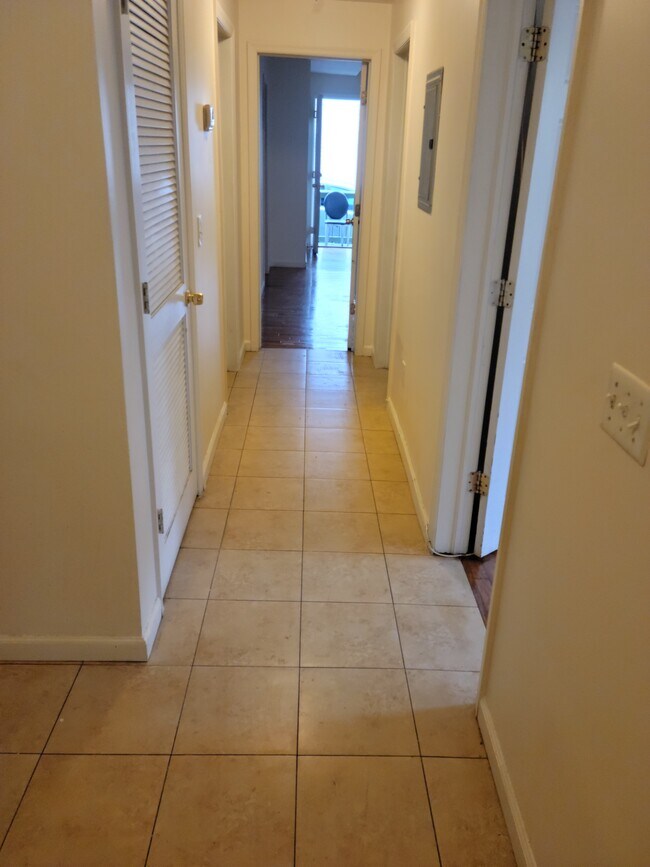 Building Photo - 102 11th Ave W