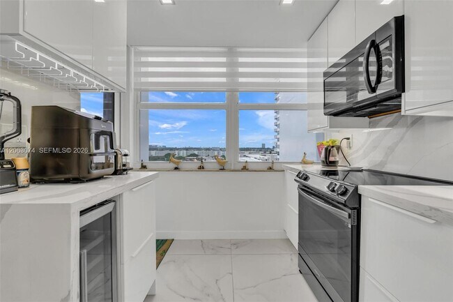 Building Photo - 18071 Biscayne Blvd