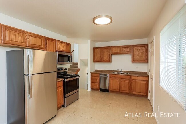 Building Photo - 649 Evanston St