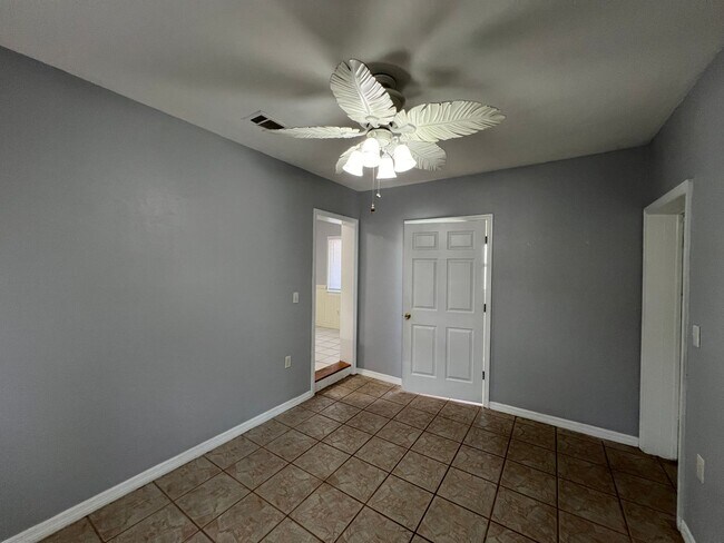 Building Photo - Beautiful 2 Bed/2 Bath Home in Ocala!! BOUNUS ROOM Included! Lawn care INCLUDED!