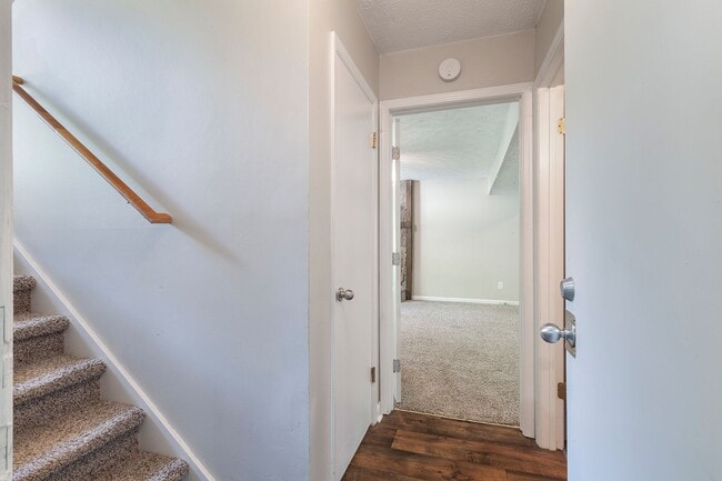 Building Photo - Spacious 3/2.5 Split Level w/ Large Bonus Room and Private Backyard!