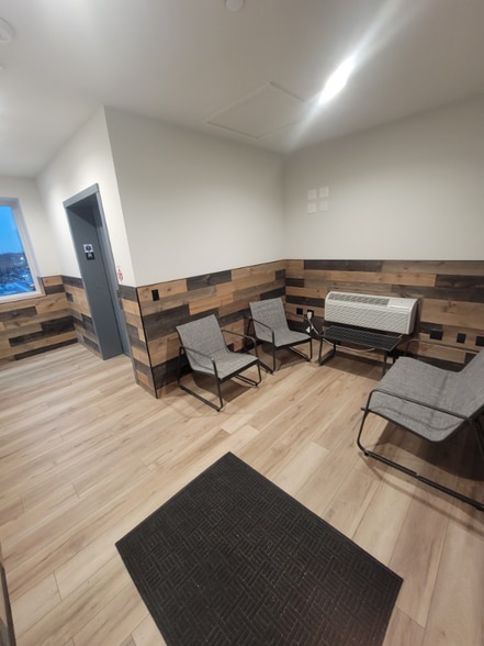 Building Photo - 302 W Liberty Dr