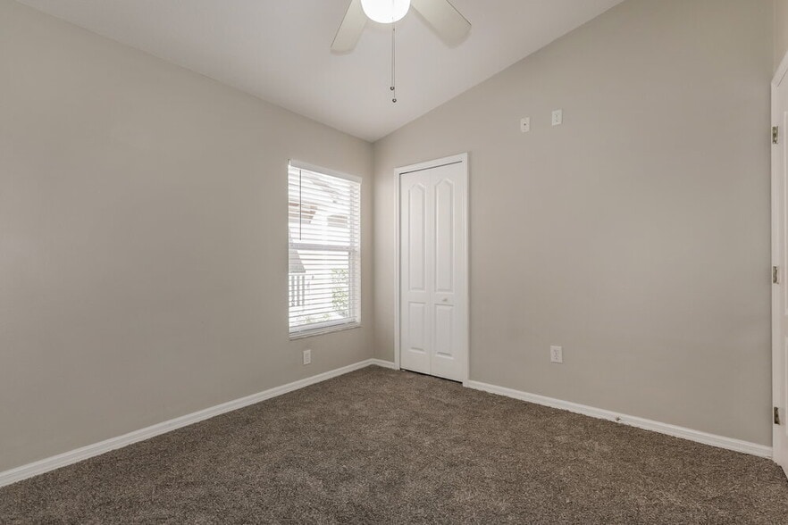 Building Photo - 402 Maple Pointe Dr