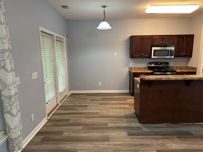 Building Photo - 250 Summer Hill Way