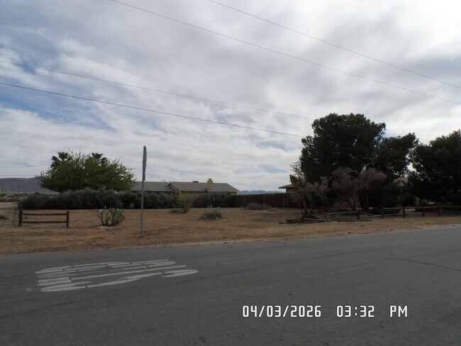 Building Photo - 3 Bedrooms, 1.75 Bathrooms, Approx. 1542 sq. ft., 2 Car Garage, Covered Patio, Large Fenced Corne...