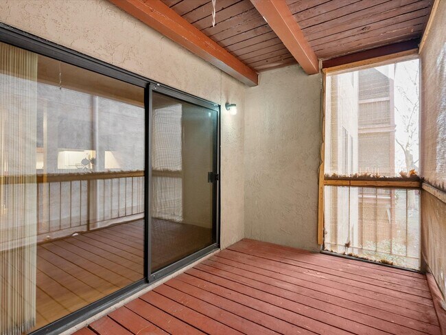 Building Photo - 2955 Lakeside Dr