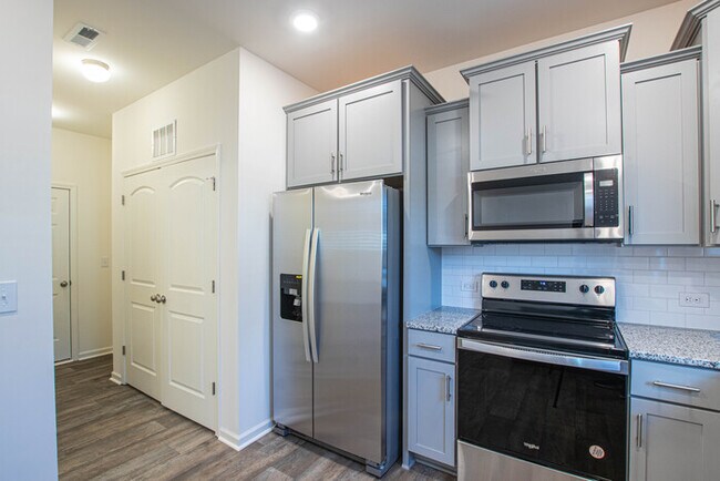 Building Photo - 3 br 2.5 ba townhome with 1 car garage Ready now!