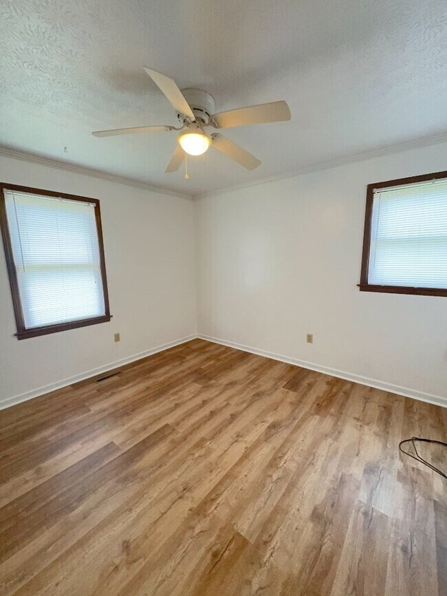 Building Photo - "Charming 3-Bedroom Sanctuary with 2 Full Baths in Prime Simpsonville Location!"
