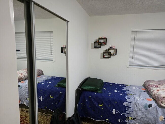 Building Photo - 3 bed 1 bath Duplex with garage and privat...