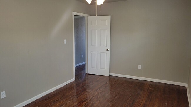 Building Photo - SLATON CHARMER! Totally Remodeled!! Availa...