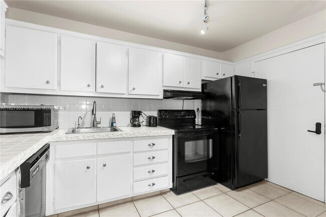 Building Photo - 9440 W Bay Harbor Dr