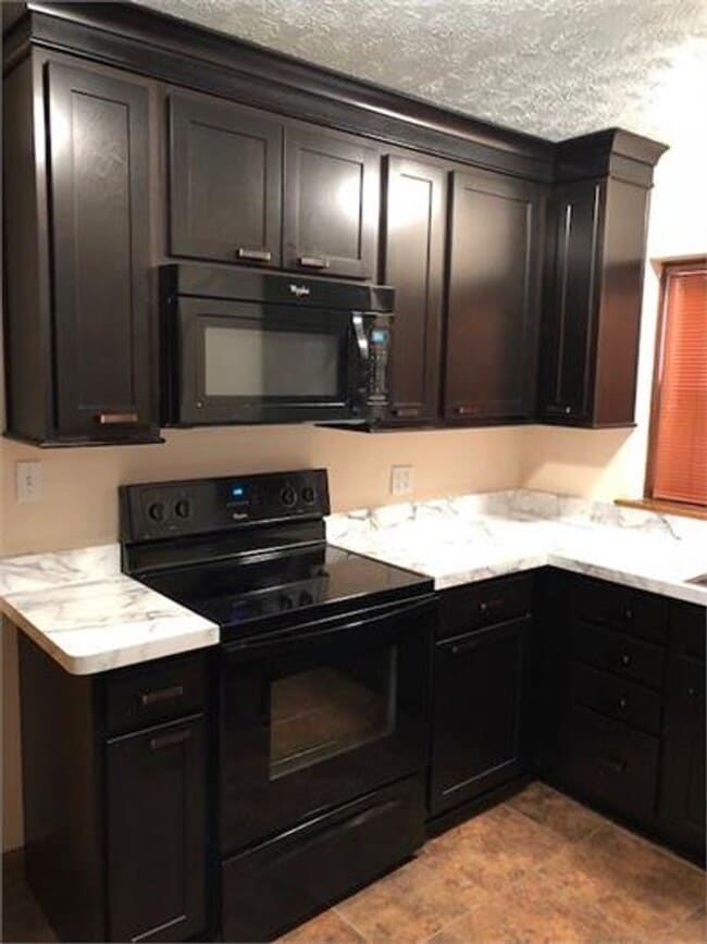 Building Photo - Charming Two Bedroom Close to Kanawha Boul...