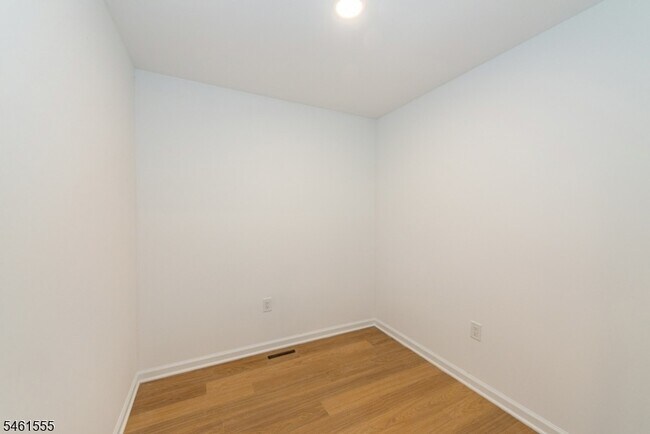 Building Photo - 39 Ledgewood Ave