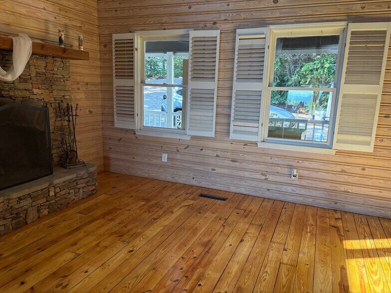 Living room - view toward front windows. - 86 Yonah Vw
