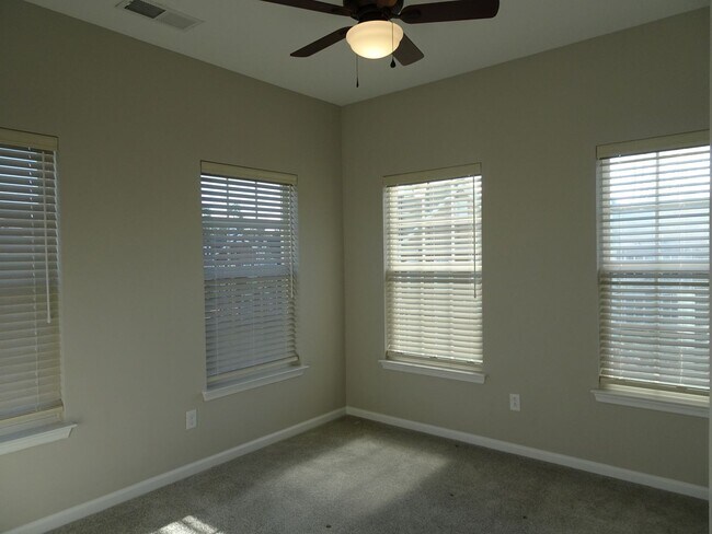 Building Photo - 108 Promenade Ln