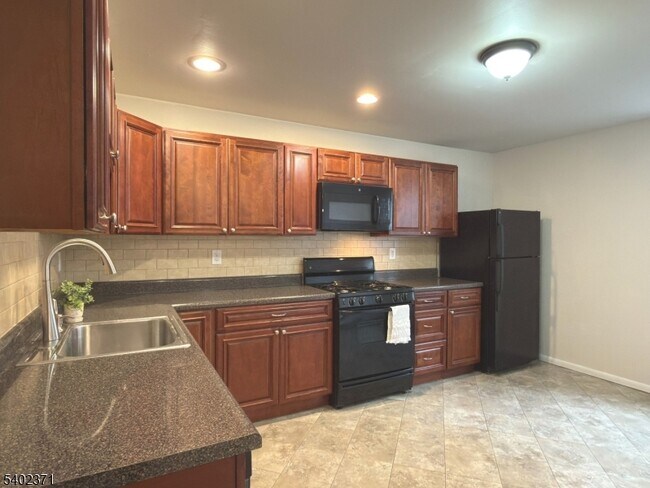 Building Photo - 39 Glenridge Ave