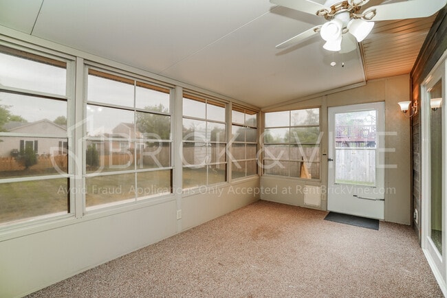 Building Photo - Pet-friendly house featuring fenced-in yard