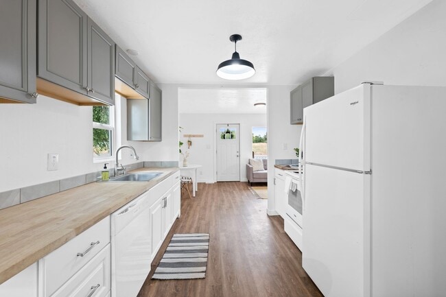 Building Photo - Dishman Area Home with Shop!