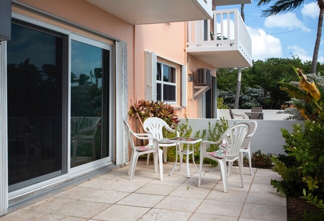 Building Photo - 2 bedroom 1 bathroom Furnished Oceanfront unit